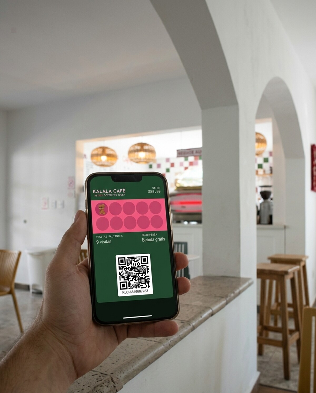 Un cliente muestra el pase de Kalala Café desde su teléfono dentro del café